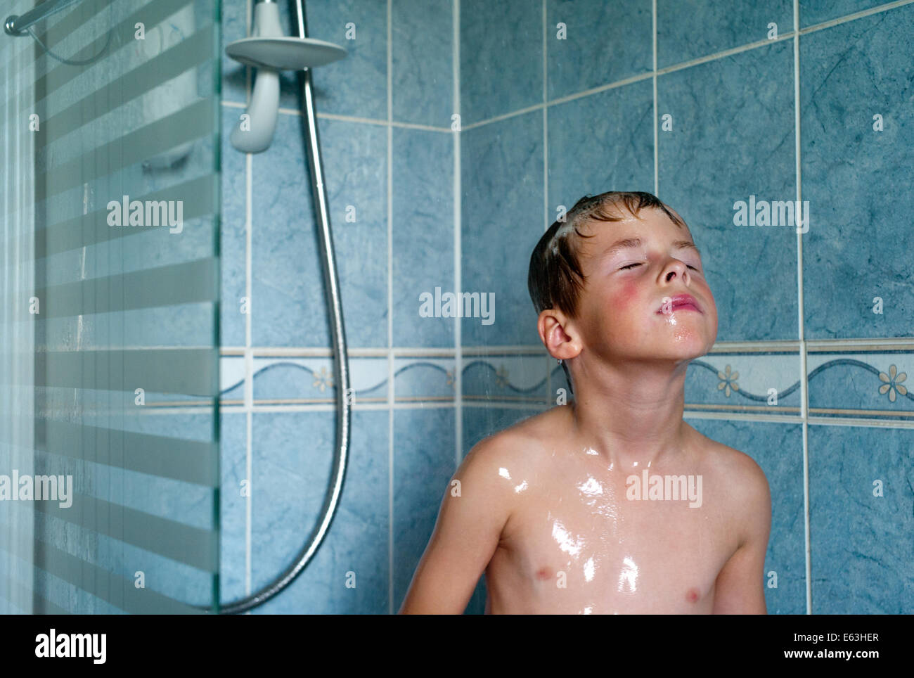 Junge mit Dusche Stockfoto