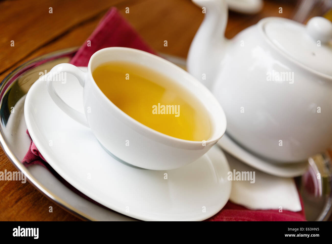 Grüner Tee in der Tasse mit Teekanne Stockfoto