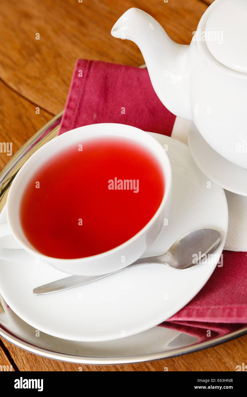 Himbeer Tee in Tasse mit Teekanne Stockfoto