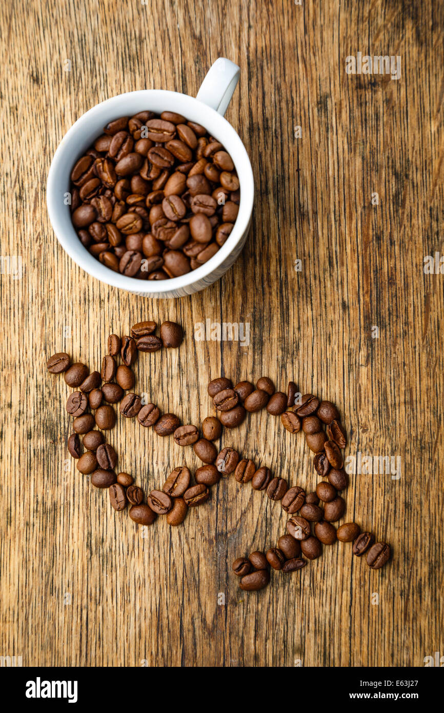 Erstellt von Kaffeebohnen und einer Tasse Kaffee-Dollar mit Kaffeebohnen gefüllt Stockfoto