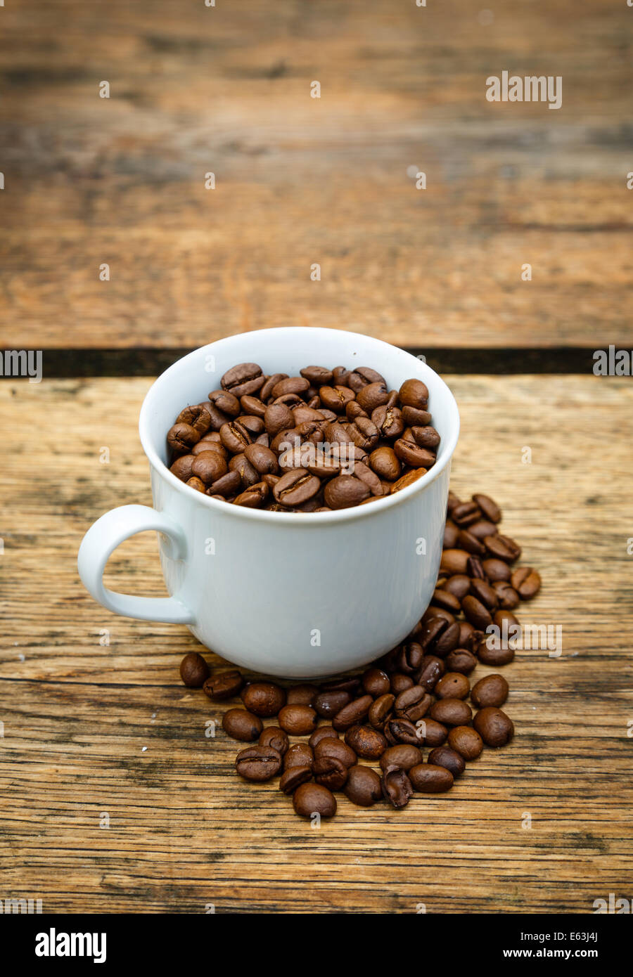 Kaffeetasse mit Kaffeebohnen gefüllt Stockfoto