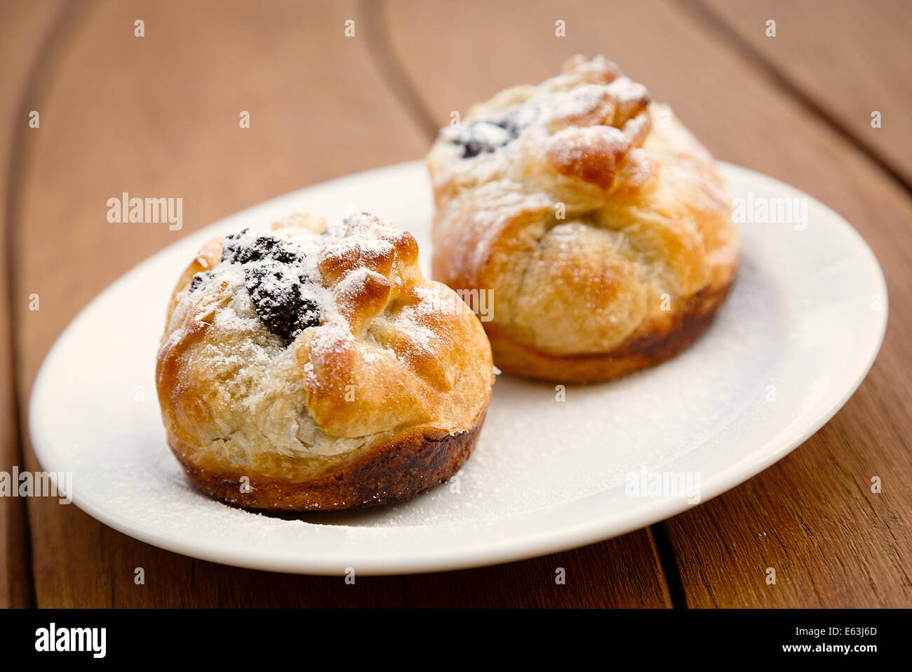 Hausgemachte Kuchen Mohn Pflaume auf einem weißen Teller mit Zucker. Stockfoto