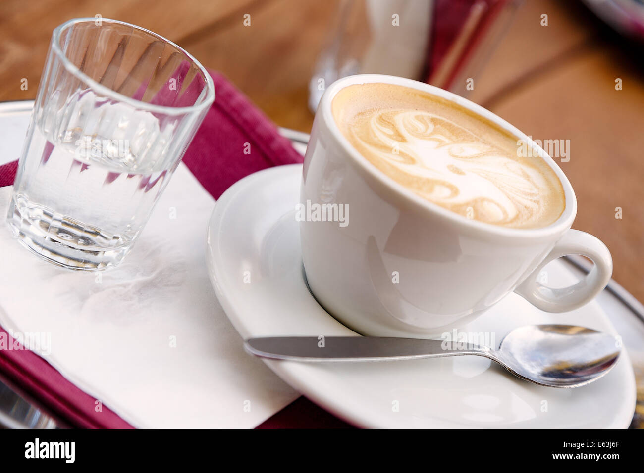 Cappuccino mit Kaffee Kunststar Stockfoto