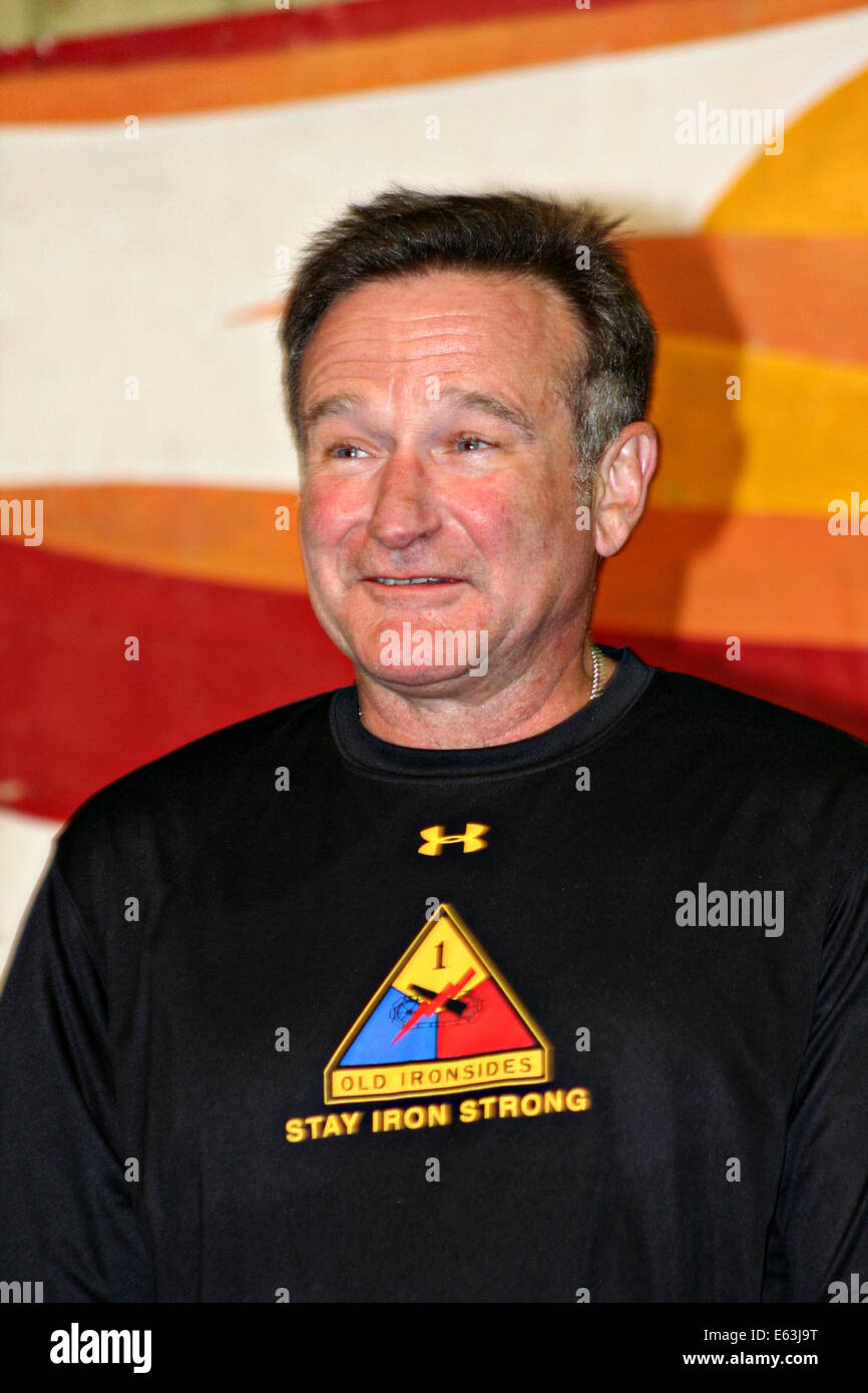 Academy Award ausgezeichneten Schauspieler und Komiker Robin Williams führt für die amerikanischen Truppen auf Kontingenz operative Basis Speicher während der USO Christmas Tour 2007 19. Dezember 2007 in Tikrit, Irak. Stockfoto