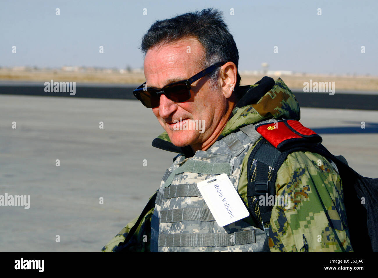 Academy Award ausgezeichneten Schauspieler und Komiker Robin Williams kommt bei Kontingenz operative Basis Speicher für 2007 USO Christmas Tour 19. Dezember 2007 in Tikrit, Irak. Stockfoto