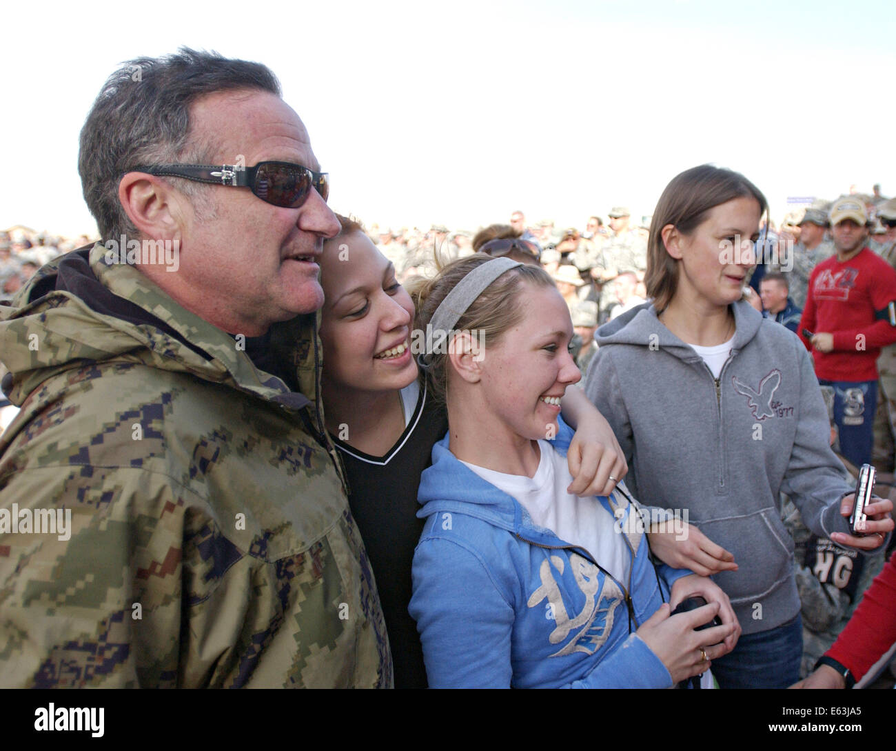 Academy Award ausgezeichneten Schauspieler und Komiker Robin Williams posiert für Fotos mit Soldaten und deren Angehörige während der 2007 USO Christmas Tour 19. Dezember 2007 in Kuwait. Stockfoto