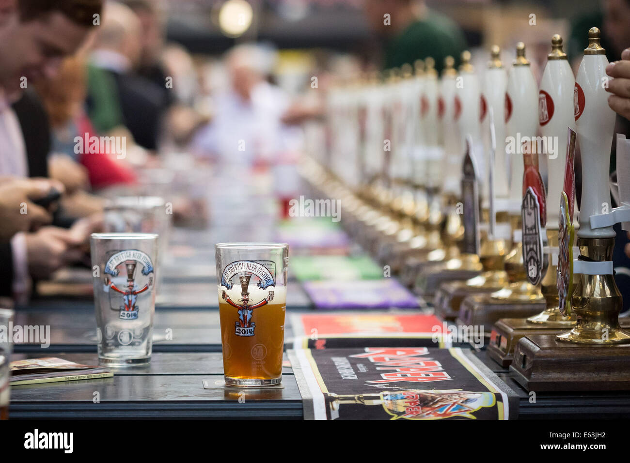 London, Großbritannien. 13 Aug, 2014. Der Great British Beer Festival in Olympia Exhibition Centre. Eine jährliche Bier Festival durch die Kampagne für Real Ale organisiert mit einer Auswahl von über 900 Ales, Apfelwein, perries und andere alkoholische Getränke aus Großbritannien und weltweit. Credit: Guy Corbishley/Alamy leben Nachrichten Stockfoto