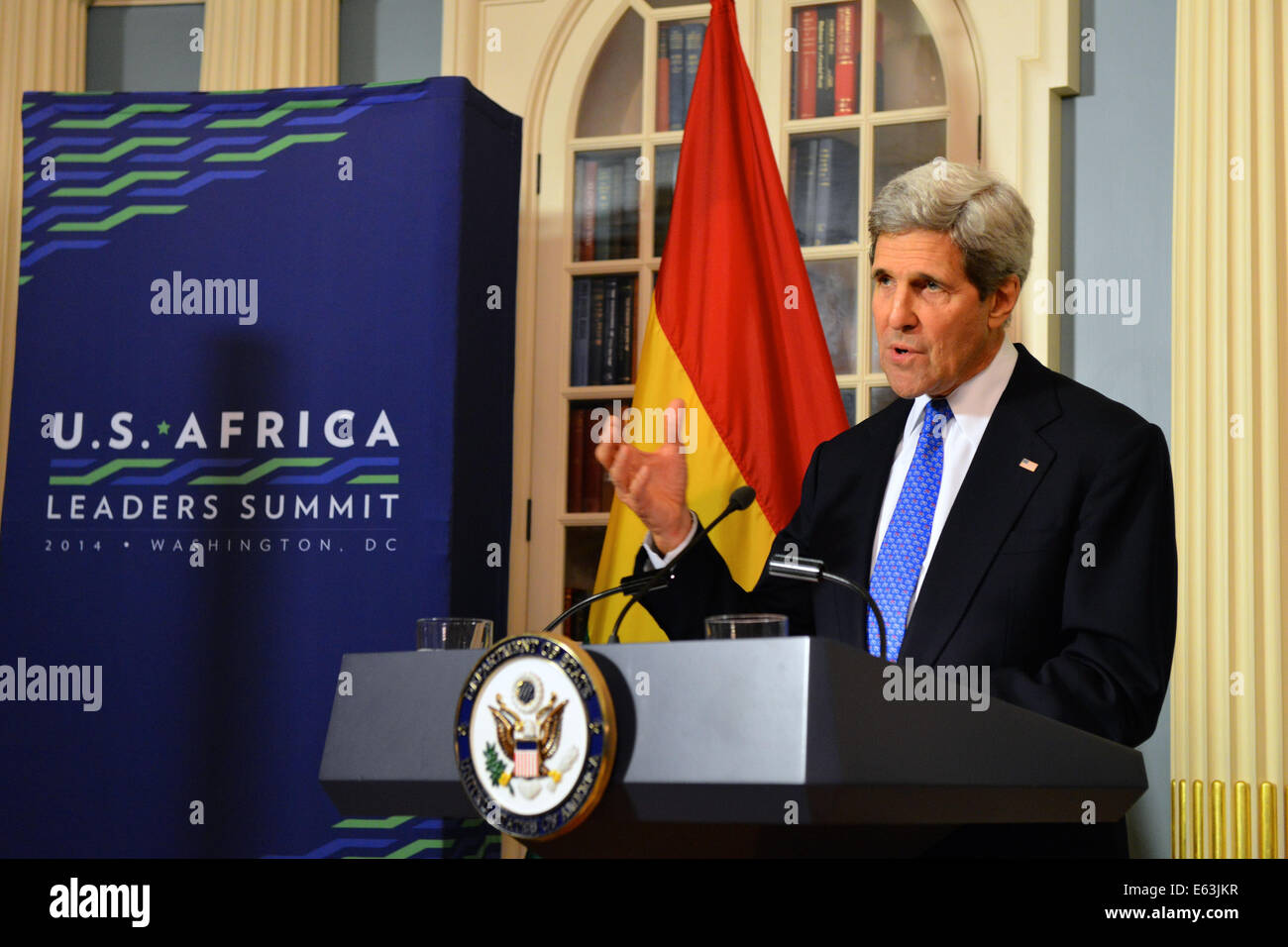 US-Außenminister John Kerry liefert Bemerkungen bei der Ghana kompakte Unterzeichnung Zeremonie im US-Außenministerium in Washington, D.C., am 5. August 2014. Führungskräfte aus den afrikanischen Kontinent befinden sich in der Hauptstadt für eine dreitägige U.S.-Af Stockfoto