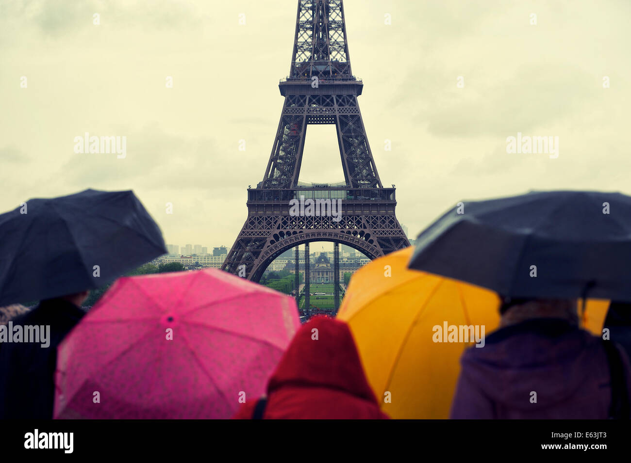 Bunte Schirme erhellen Regentag Blick auf den Eiffelturm in Paris Frankreich Stockfoto