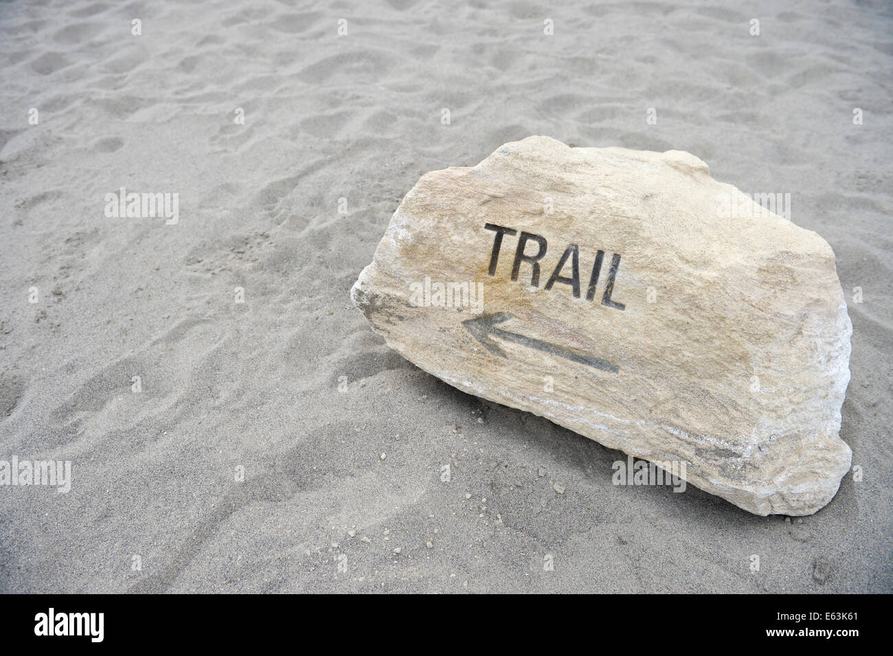 Trail-Botschaft eingraviert in Fels weisen den Weg auf Wildnis wandern Sand Hintergrund Stockfoto