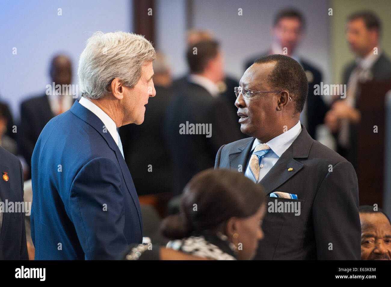 US-Außenminister John Kerry begrüßt Tschads Präsident Idriss Déby vor dem Start des U.S.-Afrika Führer Gipfel Session One "Investitionen in die Zukunft Afrikas," an das U.S. Department of State für den Finaltag des U.S.-Afrika-Gipfels in Wasch- Stockfoto