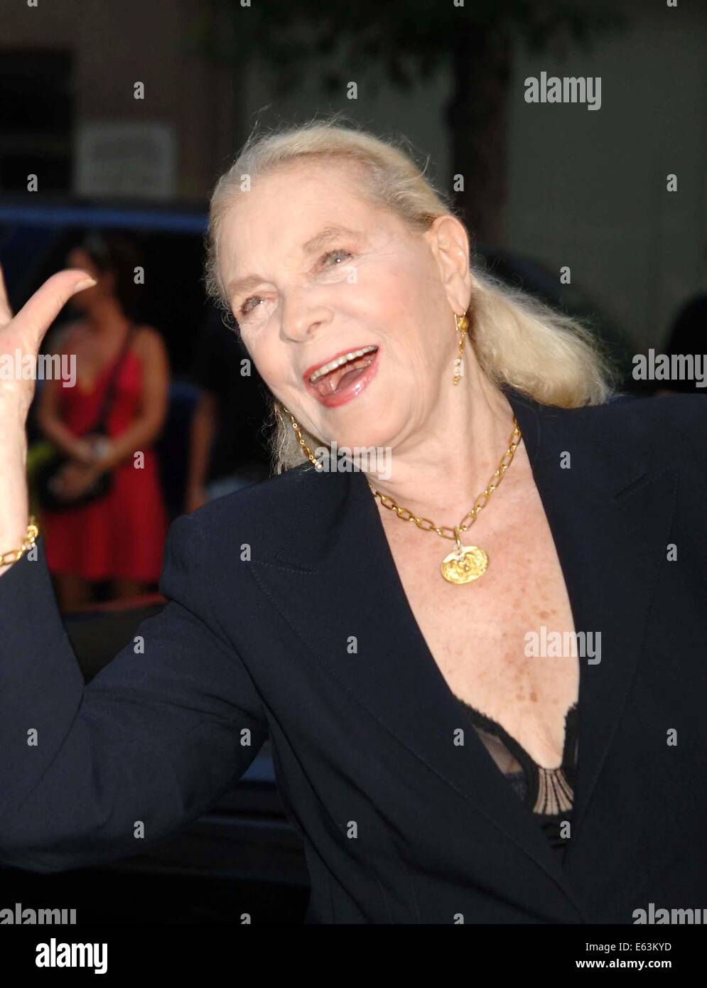 LAUREN BACALL (Sept. 16, 1924 - 12. August 2014) geboren Betty Joan Perske, war eine US-amerikanische Schauspielerin und Model, bekannt für ihre unverwechselbaren rauchigen Stimme und schwül sieht. Sie tauchte erstmals als Hauptdarstellerin in der Humphrey Bogart-Film-Noir-Filme von 1940, sowie komödiantische Rollen in "Wie einen Millionär zu heiraten" (1953) und "Gestaltung Frau" (1957). Bacall habe auch Broadway-Musicals, gewann Tony Awards für "Applaus" im Jahr 1970 und "Woman of the Year" im Jahr 1981. Ihre Leistung in dem Film "The Mirror Has Two Faces" (1996) brachte ihr eine Golden Globe Award und eine Oscar-Nominierung. Stockfoto