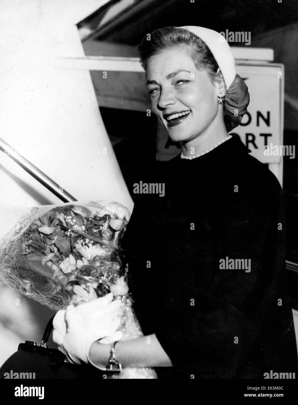 LAUREN BACALL (Sept. 16, 1924 - 12. August 2014) geboren Betty Joan Perske, war eine US-amerikanische Schauspielerin und Model, bekannt für ihre unverwechselbaren rauchigen Stimme und schwül sieht. Sie tauchte erstmals als Hauptdarstellerin in der Humphrey Bogart-Film-Noir-Filme von 1940, sowie komödiantische Rollen in "Wie einen Millionär zu heiraten" (1953) und "Gestaltung Frau" (1957). Bacall habe auch Broadway-Musicals, gewann Tony Awards für "Applaus" im Jahr 1970 und "Woman of the Year" im Jahr 1981. Ihre Leistung in dem Film "The Mirror Has Two Faces" (1996) brachte ihr eine Golden Globe Award und eine Oscar-Nominierung. Stockfoto