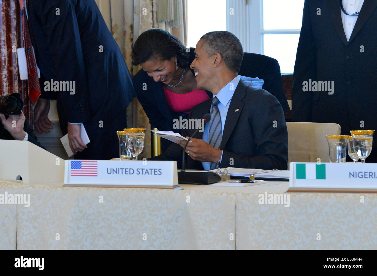 Präsident Barack Obama teilt einen lachen mit Botschafterin Susan Rice, nationaler Sicherheitsberater des Präsidenten, während eines Mittagessens, die, das moderierte er für mehr als 50 afrikanischen Staats-und Regierungschefs und ihre Delegationen auf die U.S.-Afrika Leaders Summit an das US Department of State in Wa Stockfoto