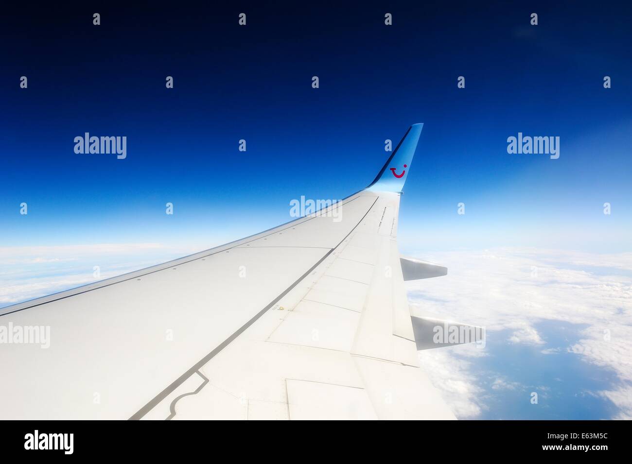 Flügel des TUI Boeing 757-200 Flugzeug im Flug zu 36000 Füßen Stockfoto