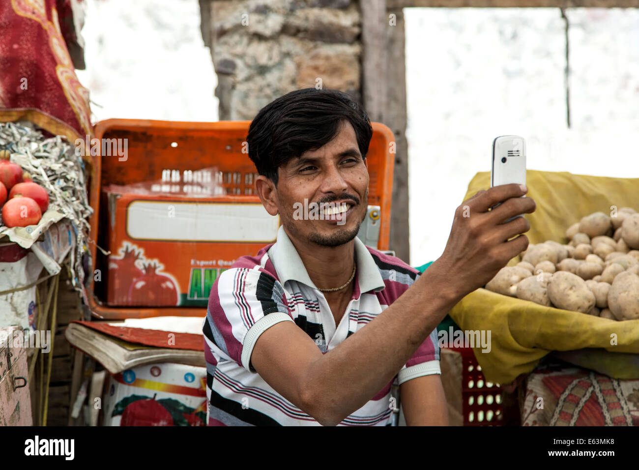 Anbieter fotografieren Touristen produzieren, Abaneri, Rajasthan, Indien Stockfoto