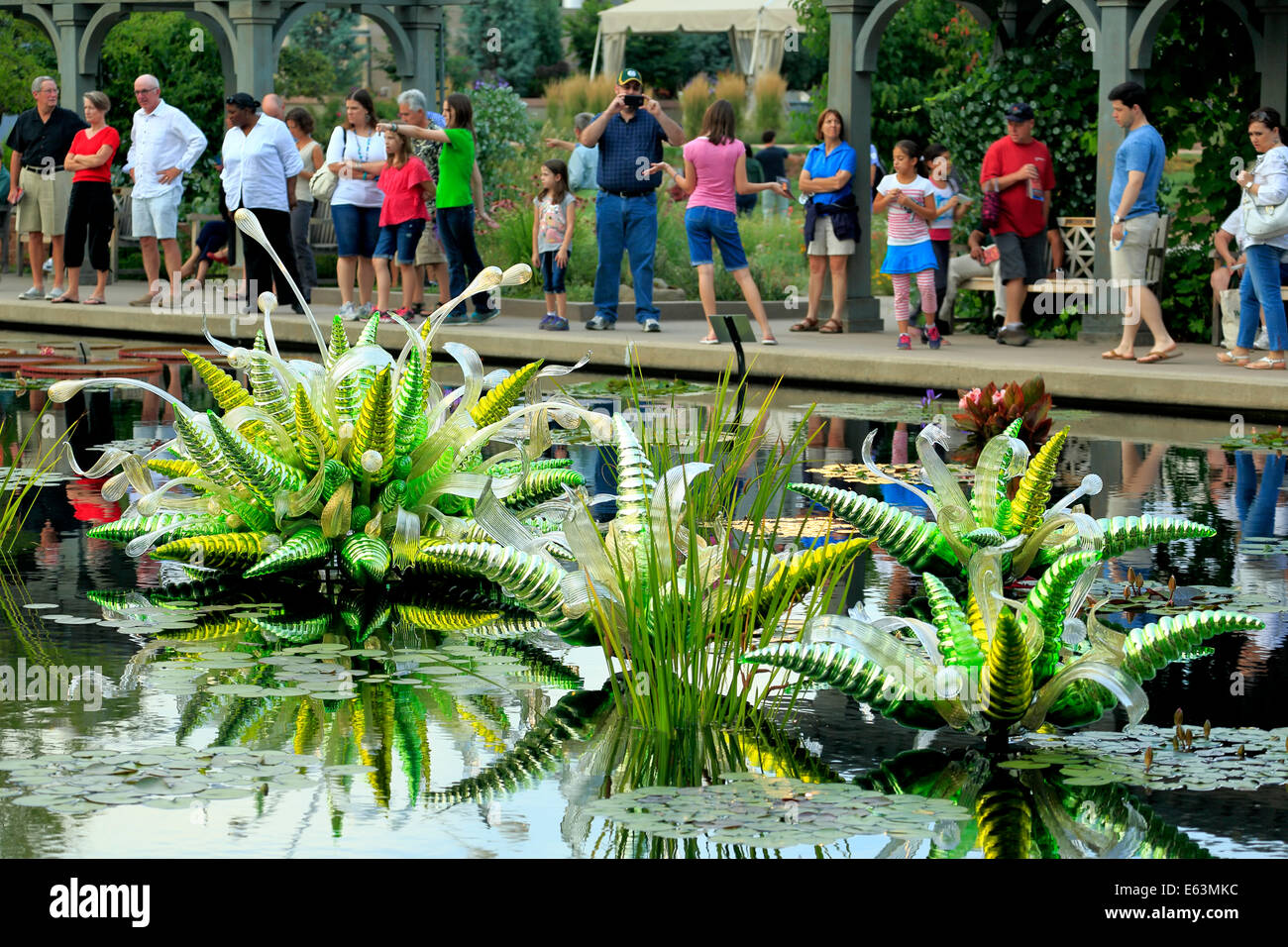 Menschen und die Einzelheiten der "Monet Pool Fiori" Glas Skulptur von Dale Chihuly, Denver, Colorado, Denver Botanic Gardens, Monet-Pool Stockfoto