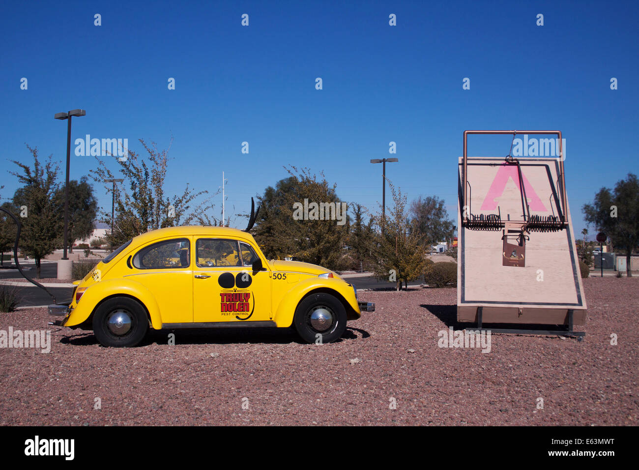 Eine skurrile, überdimensionale Skulptur mit Mausefalle spielt in Tucson, Arizona, eine skurrile öffentliche Kunst, die der Wüstenlandschaft Humor und Überraschung verleiht. Stockfoto