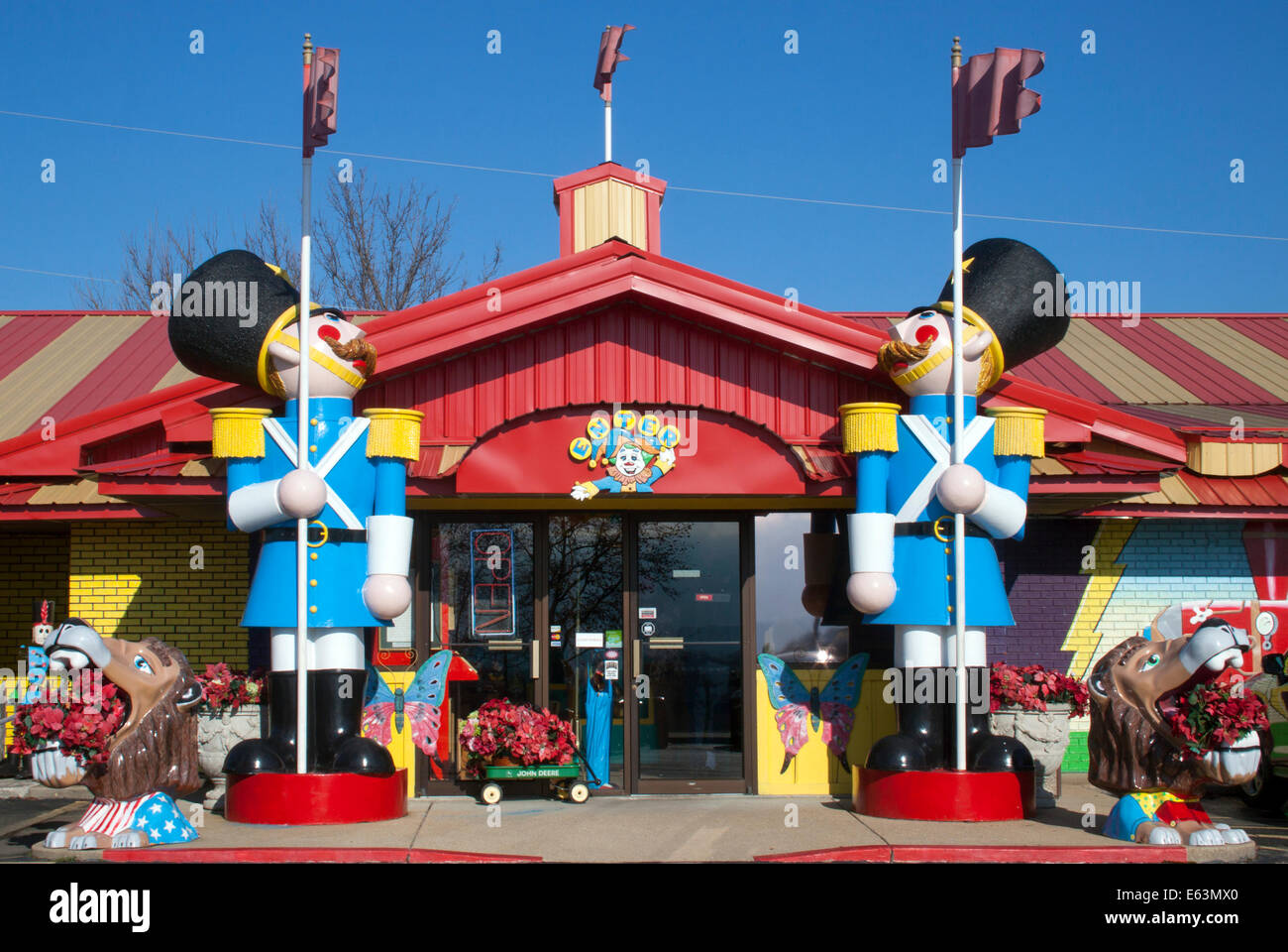 Riesige Statuen von Spielzeugsoldaten stehen vor einem Geschäft in Branson, Missouri, und verleihen der Touristenstadt einen wunderbaren Charme. Stockfoto