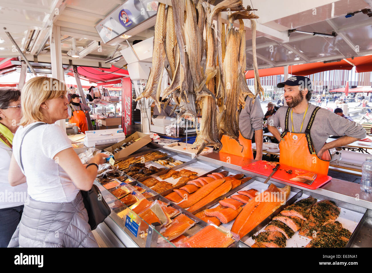 Lachs und Meeresfrüchte Stall auf dem Fischmarkt, Bergen, Norwegen Stockfoto