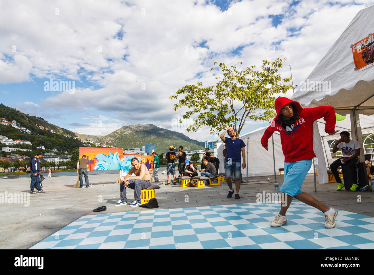 B-Boys tanzen Hip Hop am Festplassen Platz. Bergen, Norwegen Stockfoto