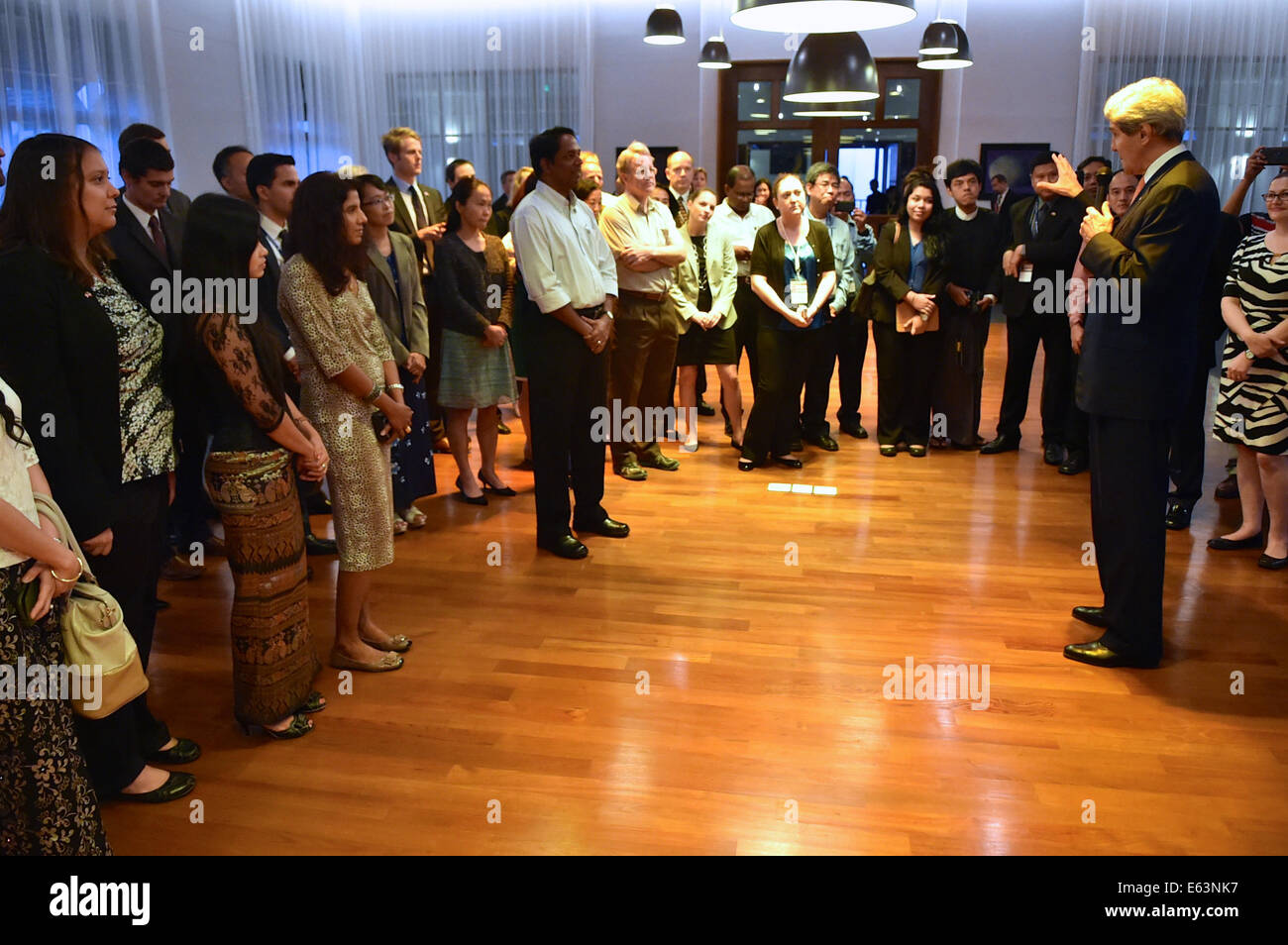 US-Außenminister John Kerry dankt Mitarbeitern der Botschaft Rangun für ihre Arbeit nach seiner Teilnahme an den ASEAN ausländische Ministergipfel und andere Verwandten treffen in Naypyitaw, Birma, am 10. August 2014. Stockfoto