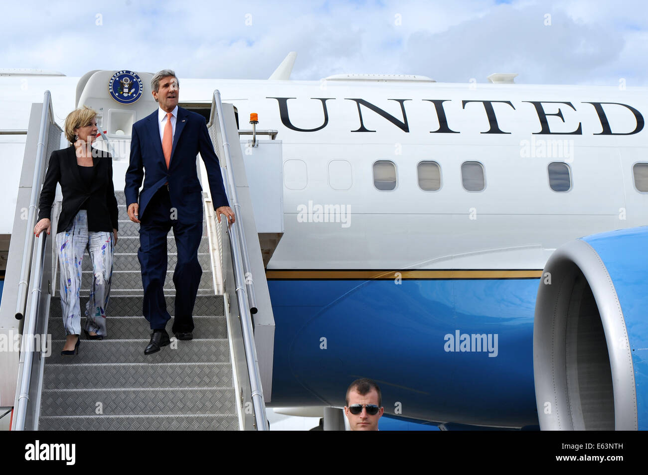 Landen Sie US-Außenminister John Kerry und australischer Außenminister Julie Bishop, wer eine Fahrt von einer ASEAN-Treffen in Birma hitched, in Sydney, Australien für Australien und den USA diplomatische und Verteidigung treffen am 11. August 2014. Stockfoto