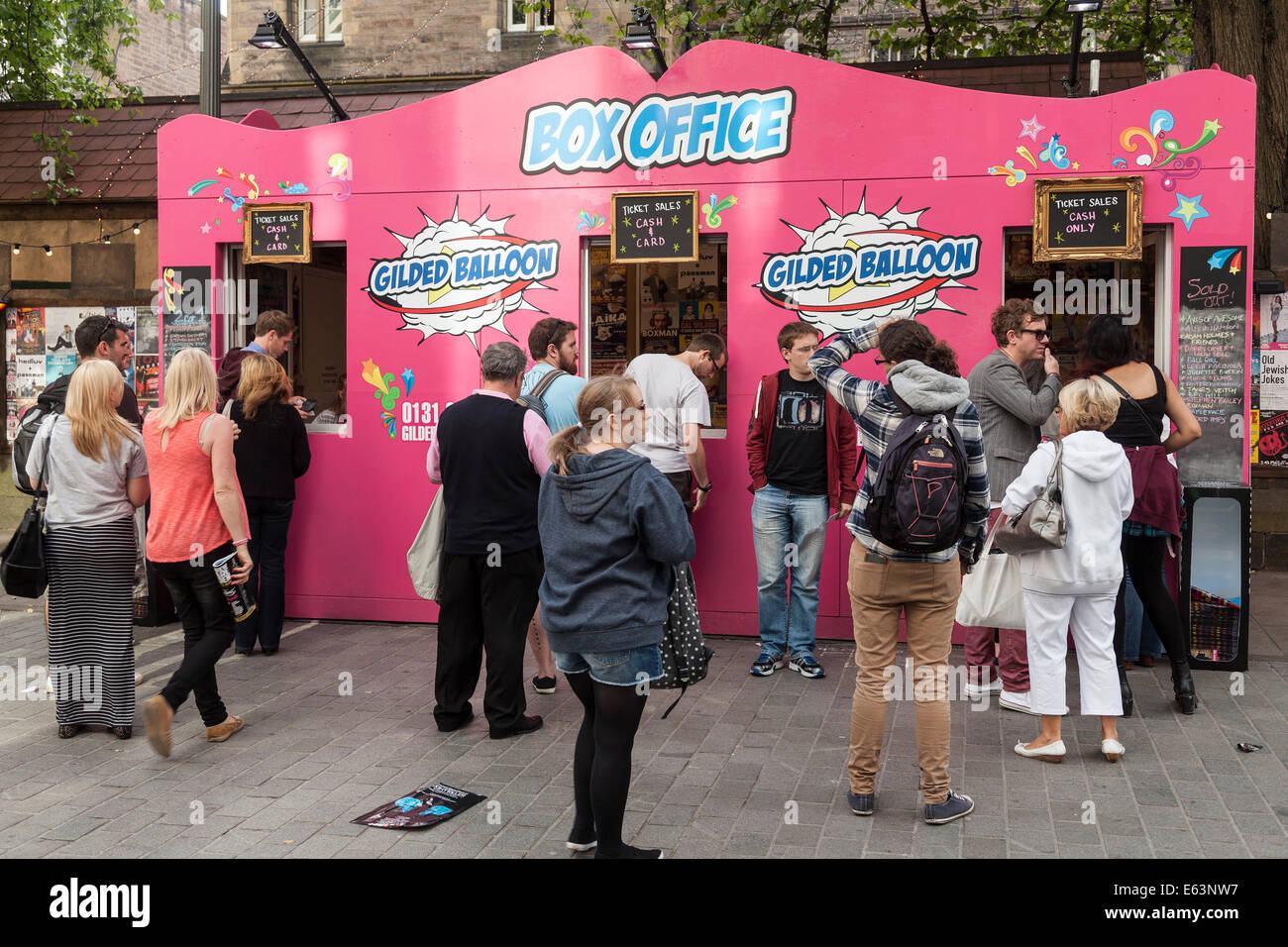 Menschen Schlange stehen für Tickets an der Abendkasse für die Gilded Balloon-Veranstaltungsorte in Bristo Square beim Edinburgh Festival Fringe Stockfoto