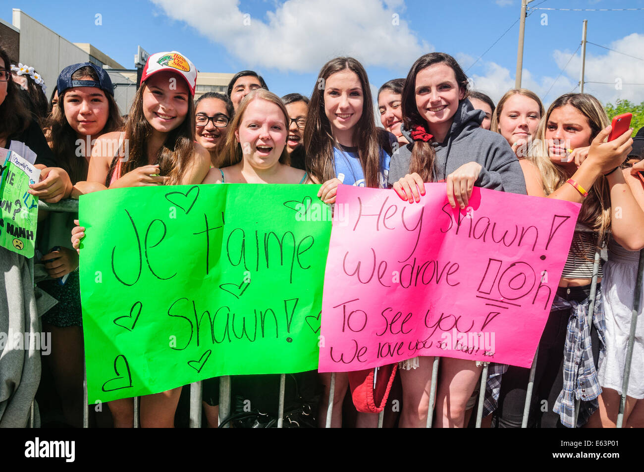 Toronto, Kanada. 13. August 2014. Einige Fans fuhren 10 Stunden, um ihre Helden zu sehen. Sechzehn Jahre alten kanadischen Teenie Musiker Shawn Mendes ein Ständchen Fans bei einem Auftritt im Vorort Toronto Scarborough. Bildnachweis: Victor Biro/Alamy Live-Nachrichten Stockfoto