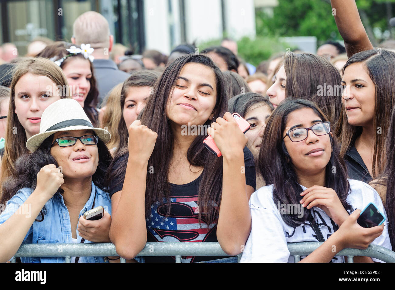 Toronto, Kanada. 13. August 2014. Sechzehn Jahre alten kanadischen Teenie Musiker Shawn Mendes ein Ständchen Fans bei einem Auftritt im Vorort Toronto Scarborough. Bildnachweis: Victor Biro/Alamy Live-Nachrichten Stockfoto