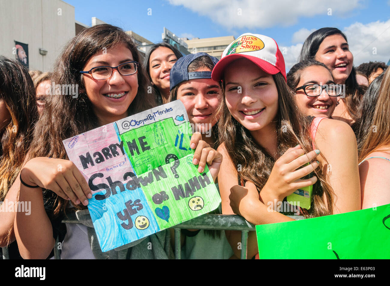Toronto, Kanada. 13. August 2014. Heiratsanträge wurden ein gemeinsames Thema. Sechzehn Jahre alten kanadischen Teenie Musiker Shawn Mendes ein Ständchen Fans bei einem Auftritt im Vorort Toronto Scarborough. Bildnachweis: Victor Biro/Alamy Live-Nachrichten Stockfoto
