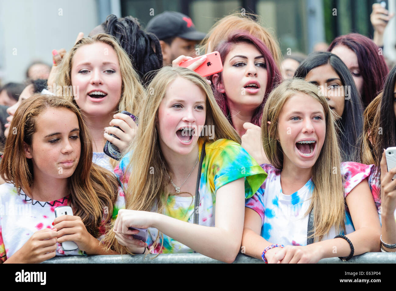 Toronto, Kanada. 13. August 2014. Sechzehn Jahre alten kanadischen Teenie Musiker Shawn Mendes ein Ständchen Fans bei einem Auftritt im Vorort Toronto Scarborough. Bildnachweis: Victor Biro/Alamy Live-Nachrichten Stockfoto