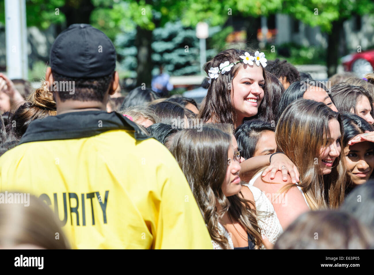 Toronto, Kanada. 13. August 2014. Sechzehn Jahre alten kanadischen Teenie Musiker Shawn Mendes ein Ständchen Fans bei einem Auftritt im Vorort Toronto Scarborough. Bildnachweis: Victor Biro/Alamy Live-Nachrichten Stockfoto