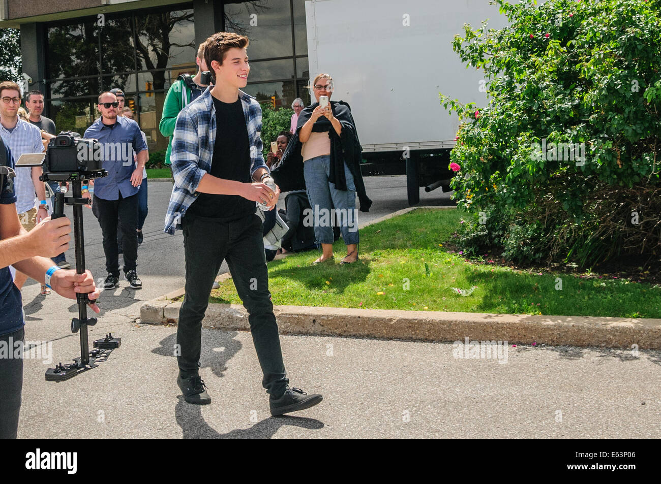 Toronto, Kanada. 13. August 2014. Mendes kommt für seinen Auftritt. Sechzehn Jahre alten kanadischen Teenie Musiker Shawn Mendes ein Ständchen Fans bei einem Auftritt im Vorort Toronto Scarborough. Bildnachweis: Victor Biro/Alamy Live-Nachrichten Stockfoto
