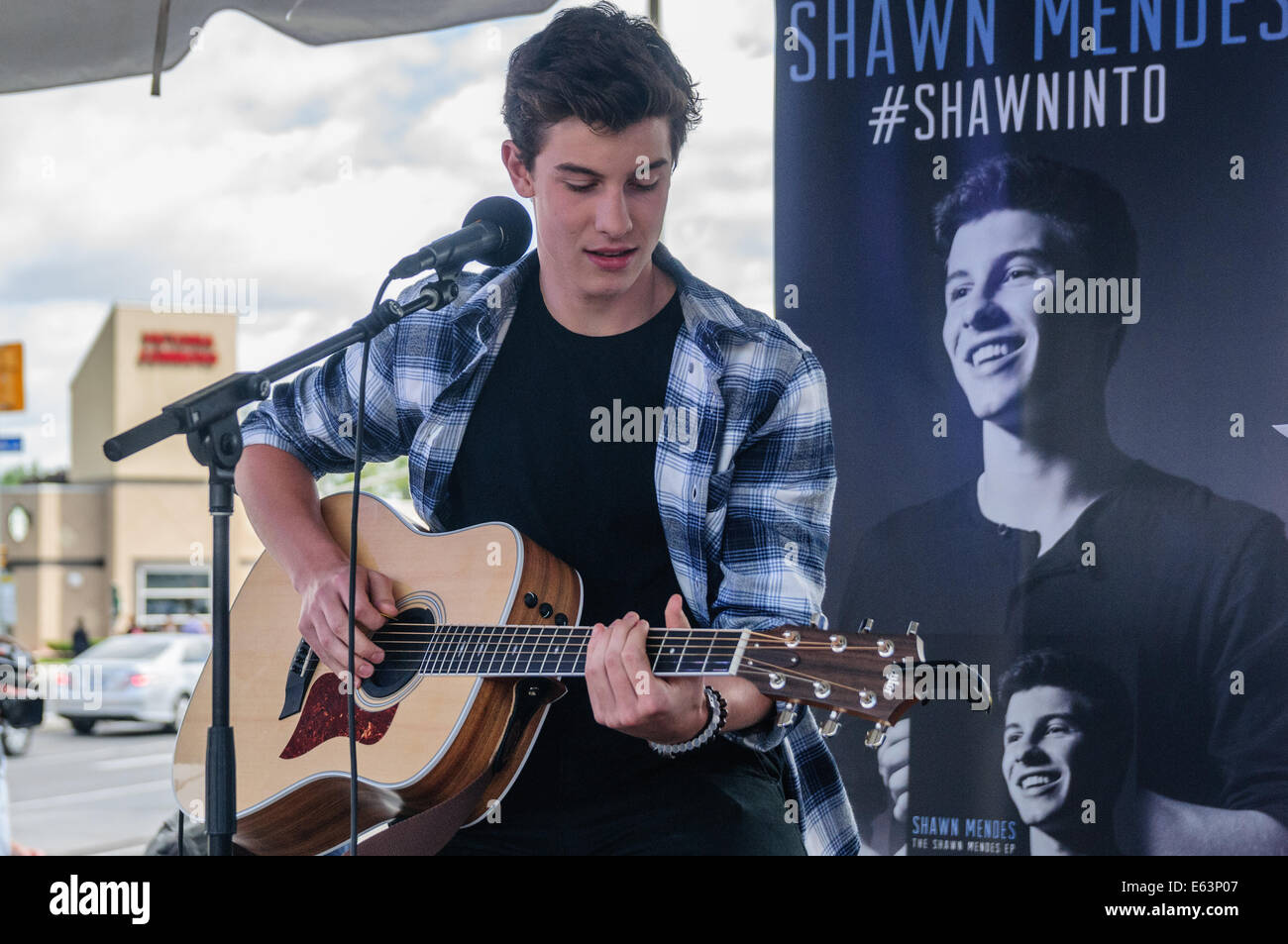 Toronto, Kanada. 13. August 2014. Sechzehn Jahre alten kanadischen Teenie Musiker Shawn Mendes ein Ständchen Fans bei einem Auftritt im Vorort Toronto Scarborough. Bildnachweis: Victor Biro/Alamy Live-Nachrichten Stockfoto