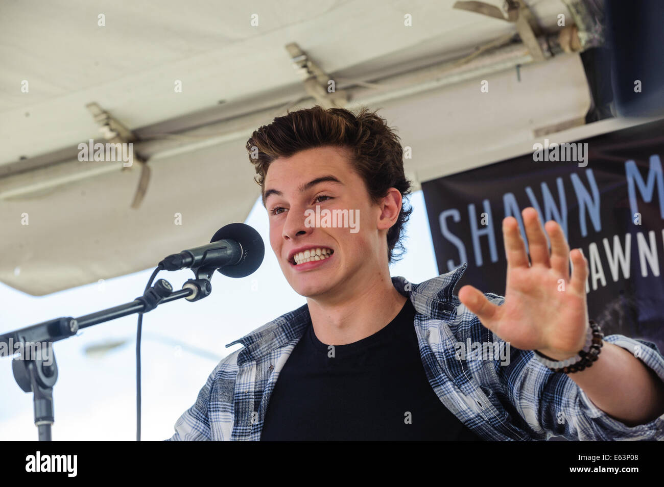 Toronto, Kanada. 13. August 2014. Sechzehn Jahre alten kanadischen Teenie Musiker Shawn Mendes ein Ständchen Fans bei einem Auftritt im Vorort Toronto Scarborough. Bildnachweis: Victor Biro/Alamy Live-Nachrichten Stockfoto
