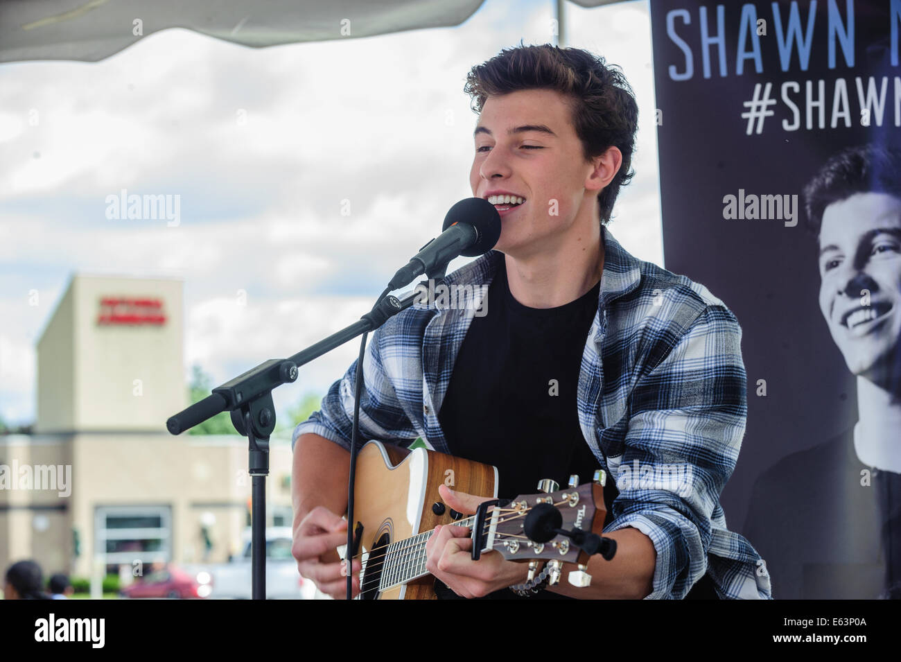 Toronto, Kanada. 13. August 2014. Sechzehn Jahre alten kanadischen Teenie Musiker Shawn Mendes ein Ständchen Fans bei einem Auftritt im Vorort Toronto Scarborough. Bildnachweis: Victor Biro/Alamy Live-Nachrichten Stockfoto