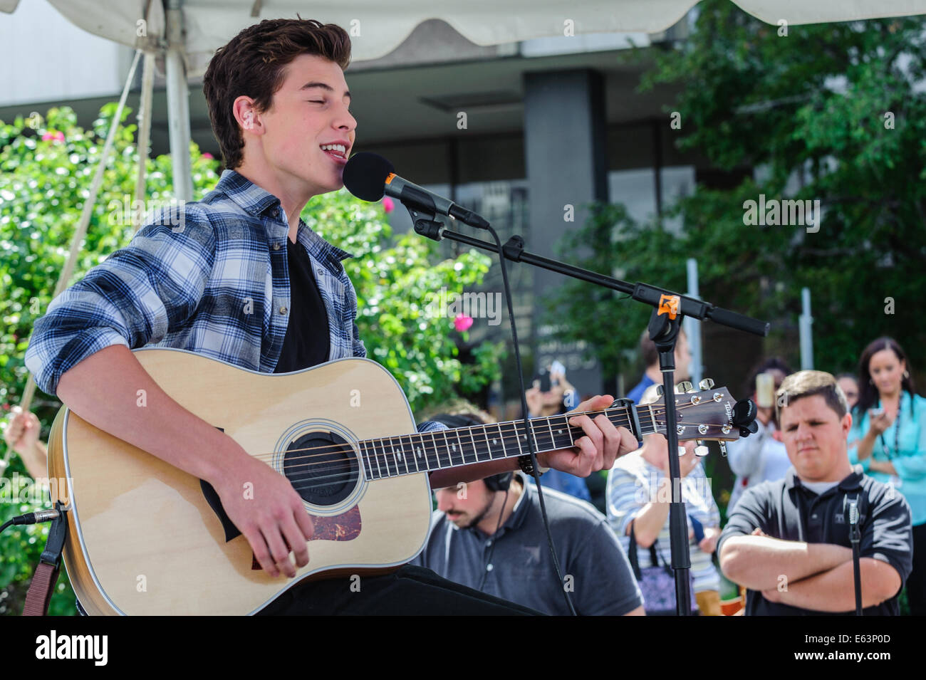 Toronto, Kanada. 13. August 2014. Sechzehn Jahre alten kanadischen Teenie Musiker Shawn Mendes ein Ständchen Fans bei einem Auftritt im Vorort Toronto Scarborough. Bildnachweis: Victor Biro/Alamy Live-Nachrichten Stockfoto