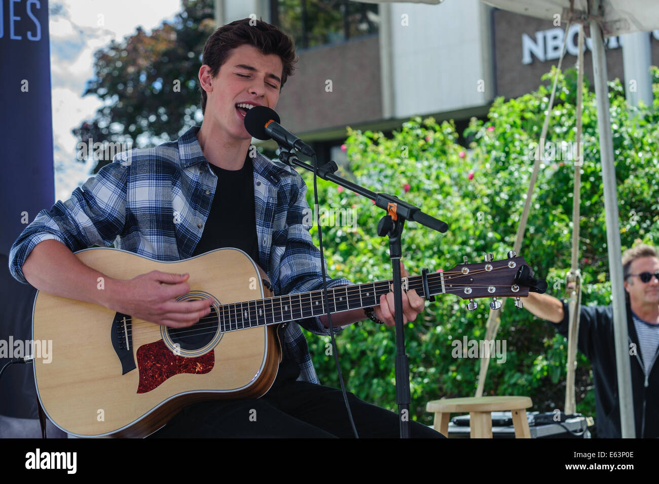 Toronto, Kanada. 13. August 2014. Sechzehn Jahre alten kanadischen Teenie Musiker Shawn Mendes ein Ständchen Fans bei einem Auftritt im Vorort Toronto Scarborough. Bildnachweis: Victor Biro/Alamy Live-Nachrichten Stockfoto