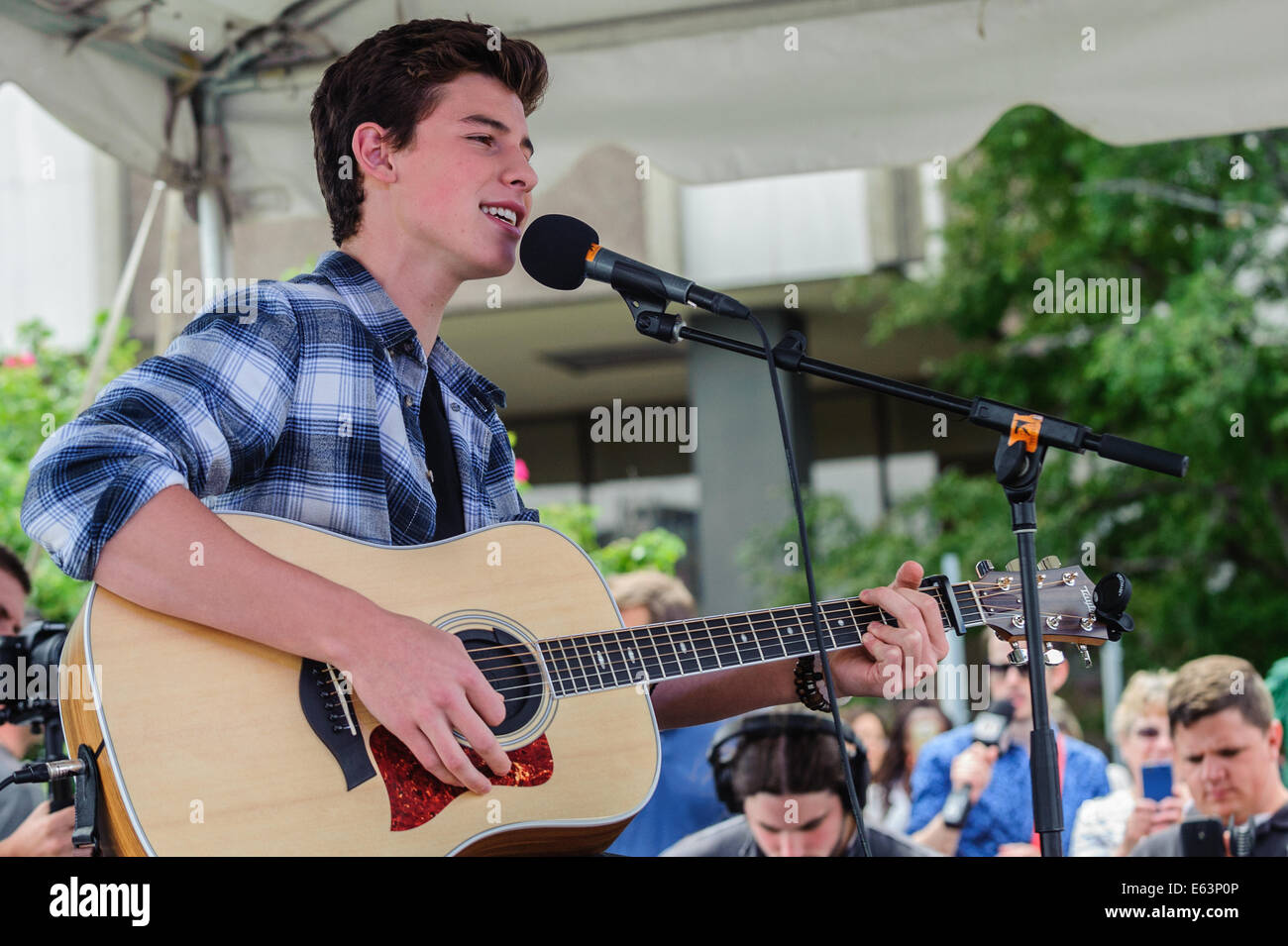 Toronto, Kanada. 13. August 2014. Sechzehn Jahre alten kanadischen Teenie Musiker Shawn Mendes ein Ständchen Fans bei einem Auftritt im Vorort Toronto Scarborough. Bildnachweis: Victor Biro/Alamy Live-Nachrichten Stockfoto