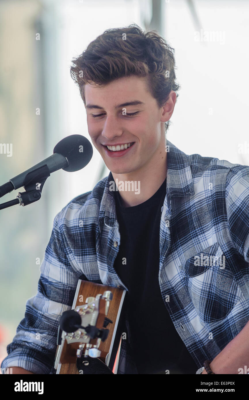 Toronto, Kanada. 13. August 2014. Sechzehn Jahre alten kanadischen Teenie Musiker Shawn Mendes ein Ständchen Fans bei einem Auftritt im Vorort Toronto Scarborough. Bildnachweis: Victor Biro/Alamy Live-Nachrichten Stockfoto