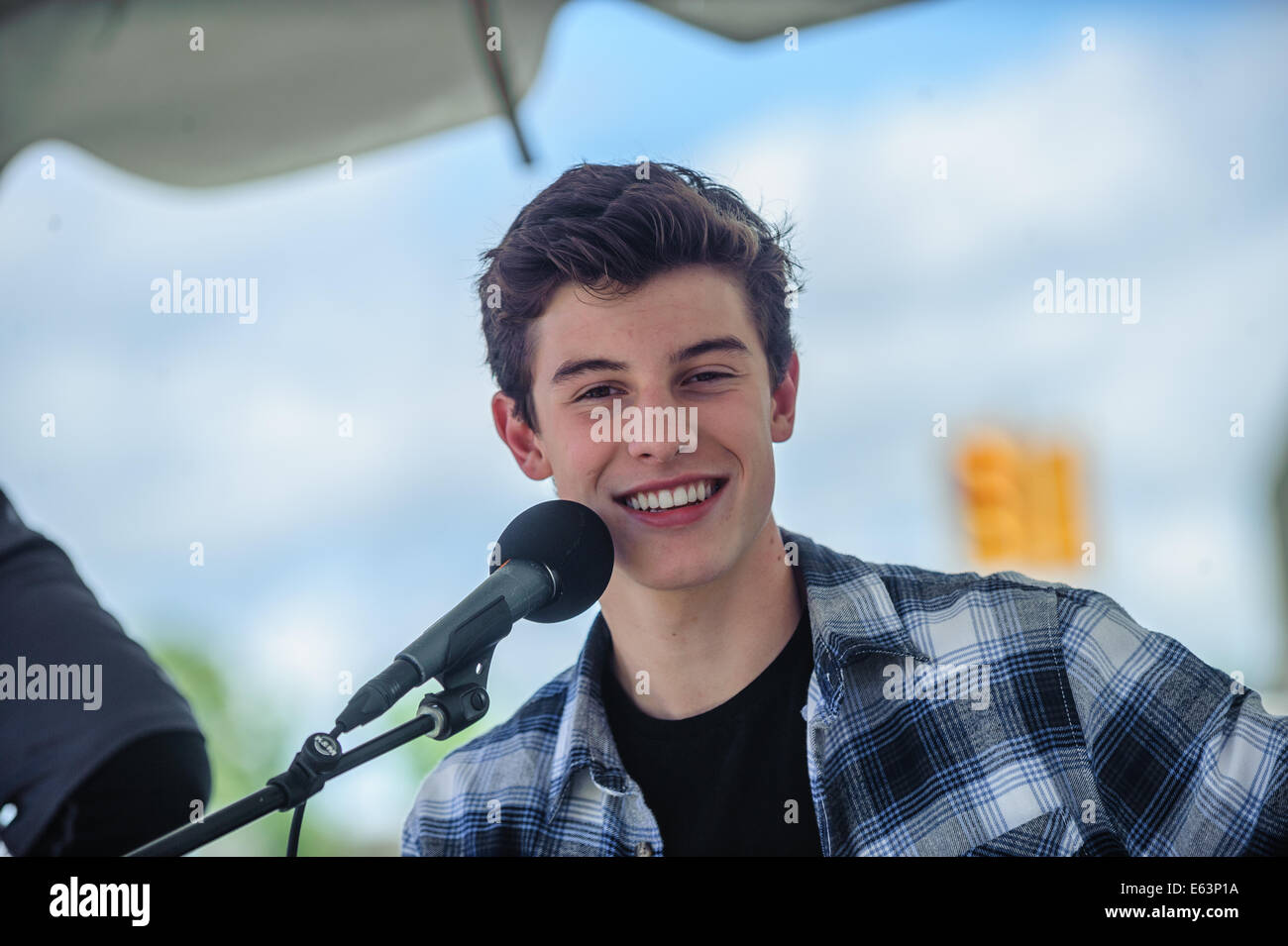 Toronto, Kanada. 13. August 2014. Sechzehn Jahre alten kanadischen Teenie Musiker Shawn Mendes ein Ständchen Fans bei einem Auftritt im Vorort Toronto Scarborough. Bildnachweis: Victor Biro/Alamy Live-Nachrichten Stockfoto