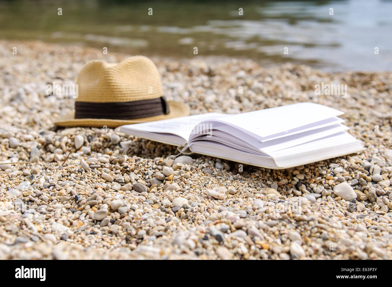 Offenes Buch am Strand nahe dem Meer Stockfoto