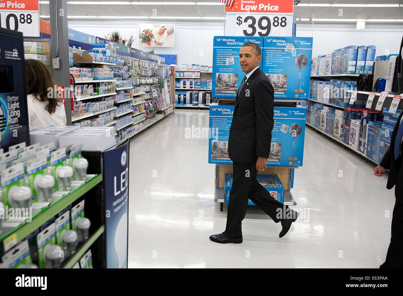 Präsident Barack Obama geht durch die Gänge bei Walmart vor seinen Ausführungen zum Thema Energieeffizienz in Mountain View, Kalifornien, 9. Mai 2014. Stockfoto