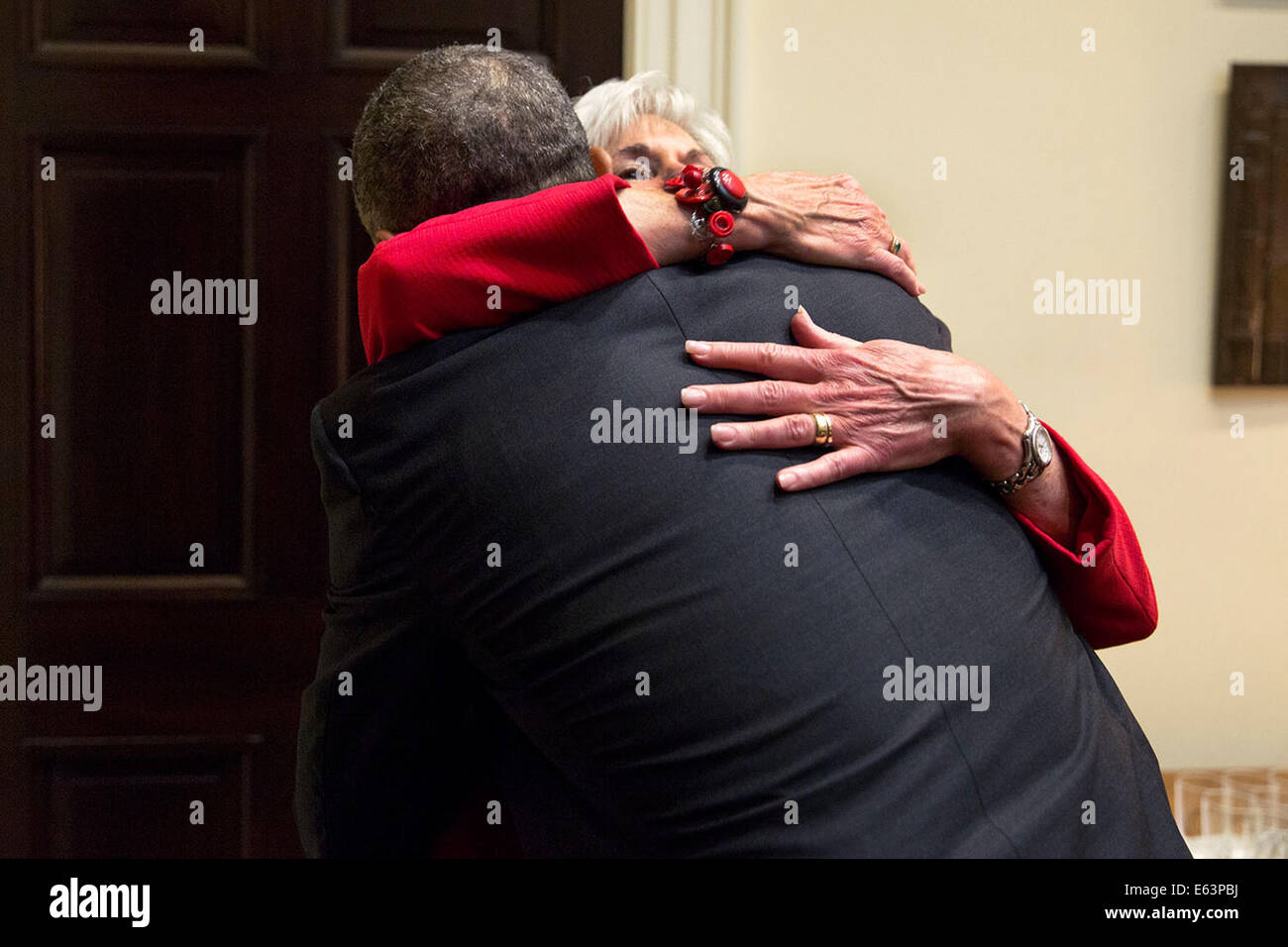 Präsident Barack Obama umarmt ausgehende Health And Human Services Secretary Kathleen Sebelius, bevor sie eine bezahlbare Pflege Act Update treffen im Roosevelt Room des weißen Hauses, 15. Mai 2014 fährt. Stockfoto