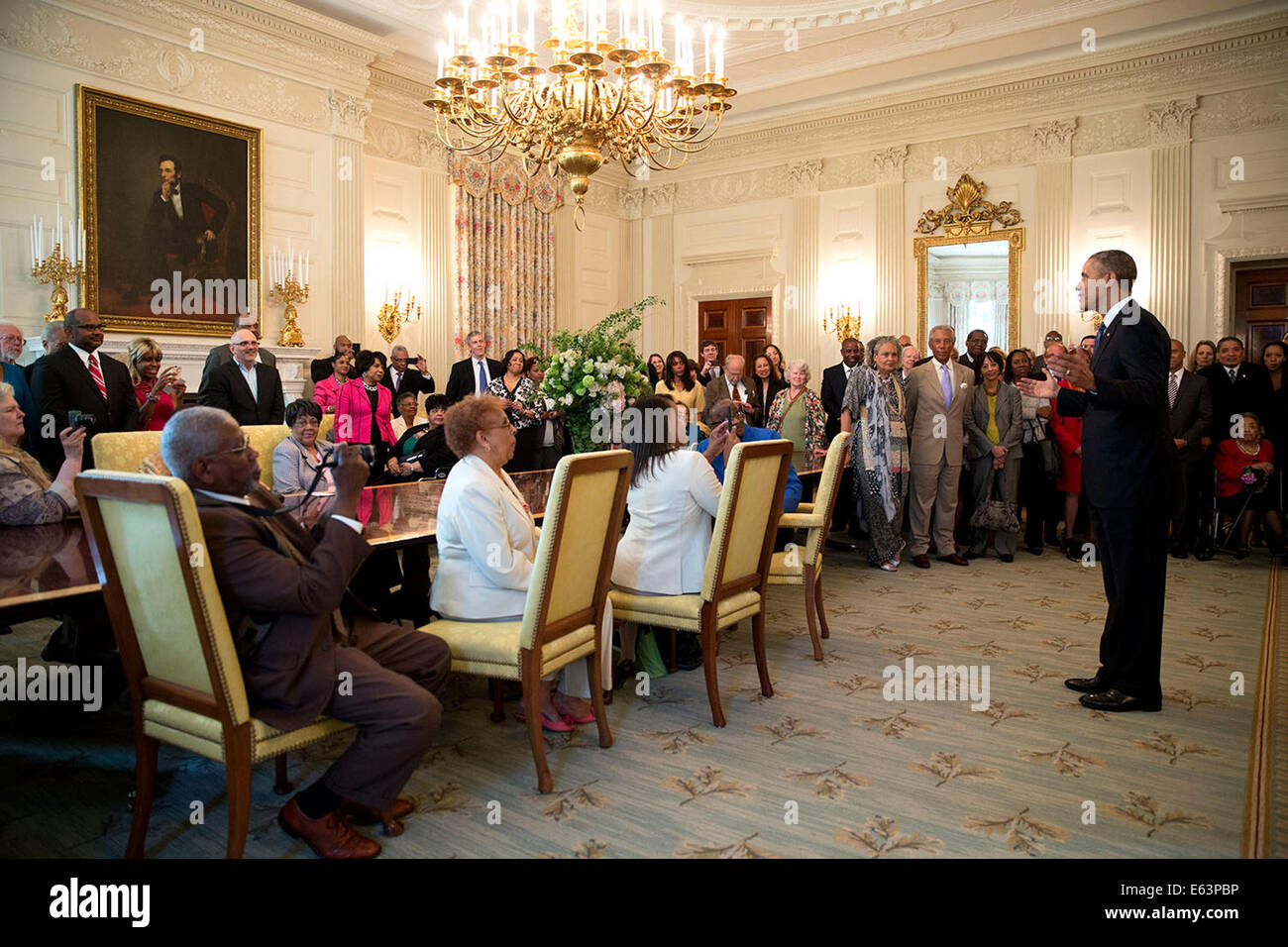 Präsident Barack Obama spricht mit Legal Defense Fund Vorstandsmitglieder, Führung und Gäste anlässlich des 60. Jahrestages des Brown v. Board Of Education Supreme Court Entscheidung, in der State Dining Room des weißen Hauses, 16. Mai 2014. Stockfoto