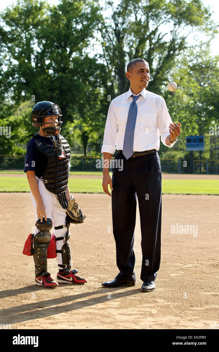 Präsident Barack Obama bereitet sich auf einen Stellplatz bei einem Überraschung Halt, Mitglieder der Northwest Washington Little League Baseballteams bei Friendship Park in Washington, DC, 19. Mai 2014 grüßen zu werfen. Stockfoto