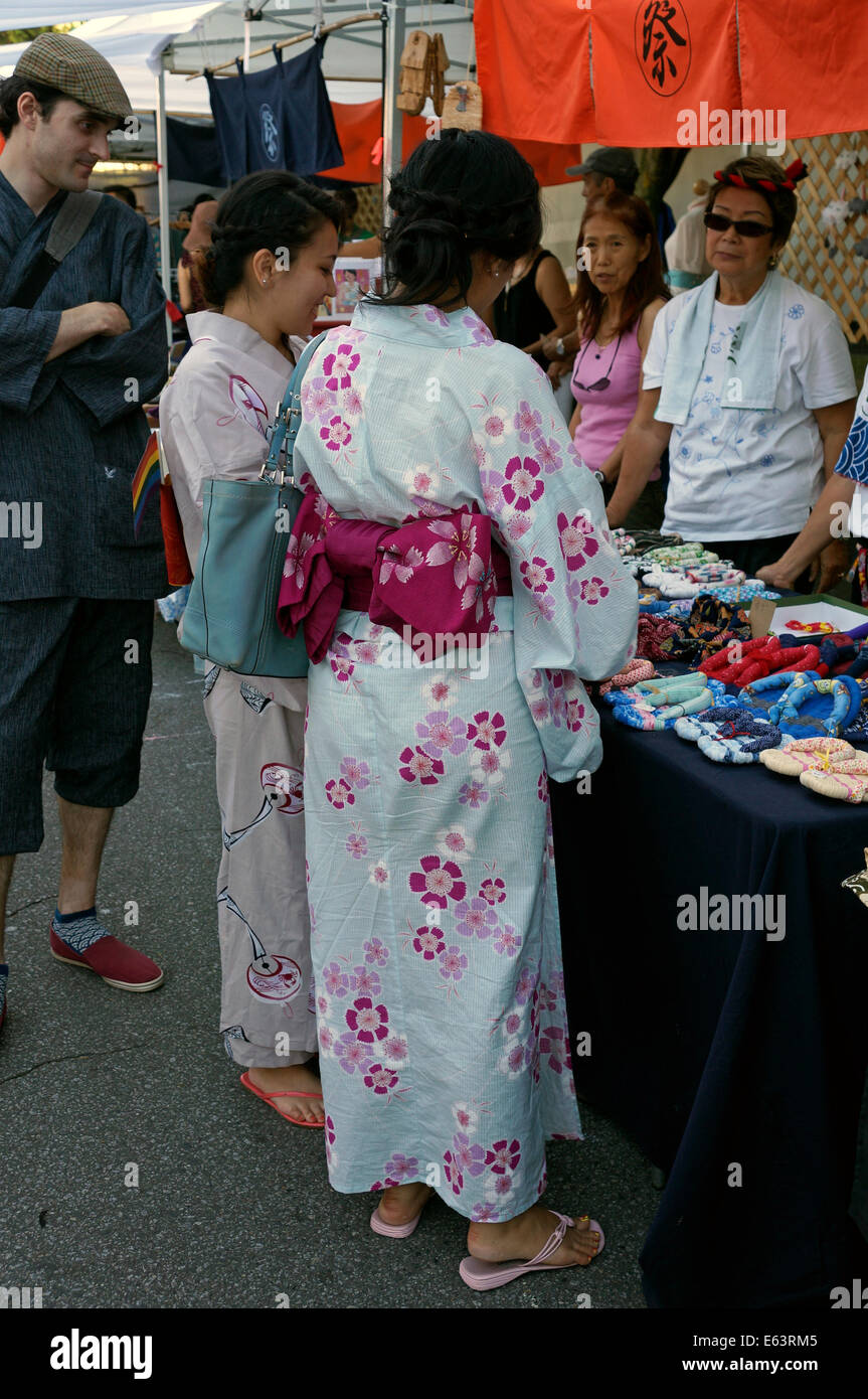 Zwei junge Frauen tragen Kimonos beim jährlichen japanischen Powell Street Festival in Japantown, Vancouver, BC, Kanada Stockfoto