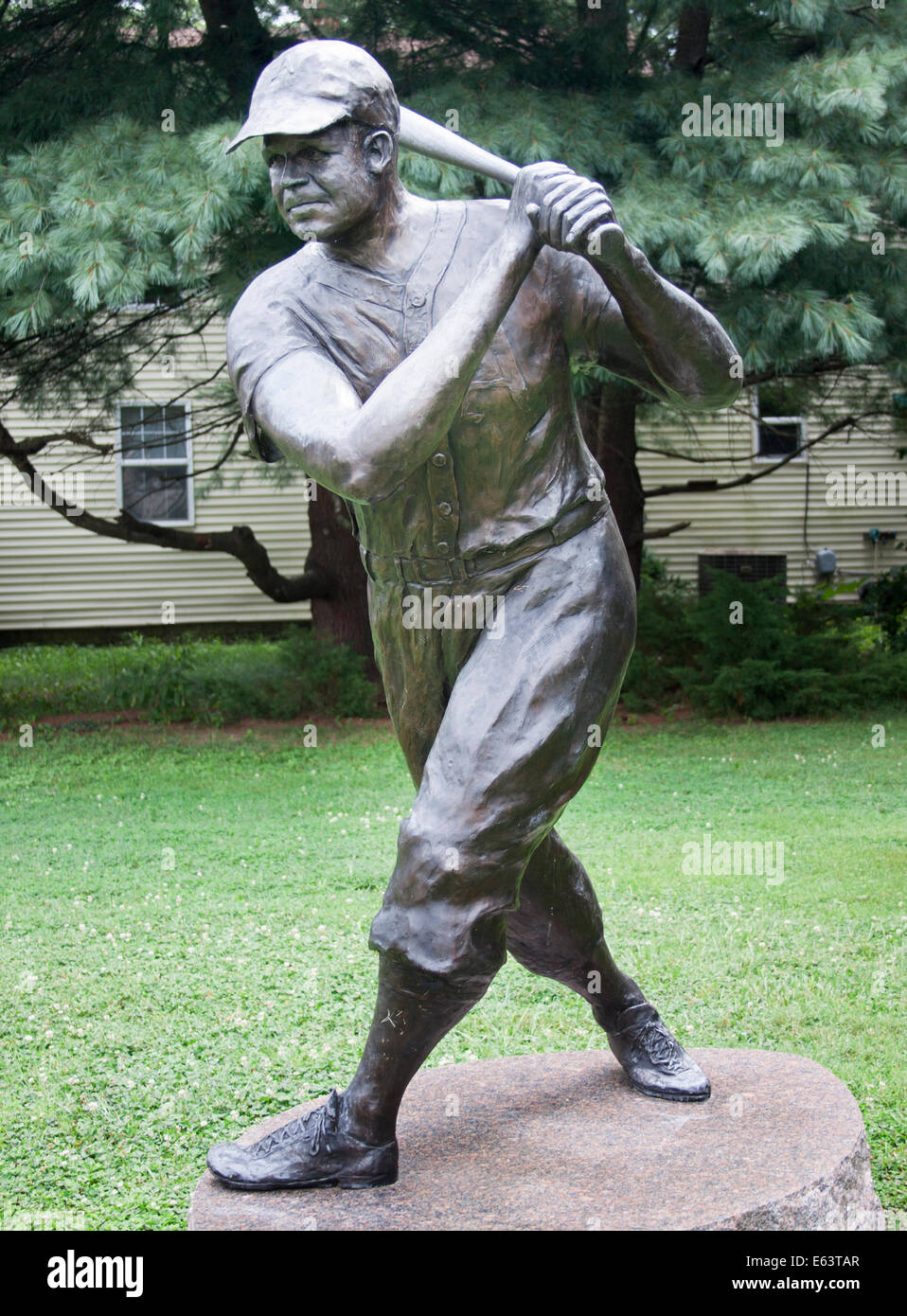 Die Statue der Baseballlegende Jimmie Foxx steht in einem Park in Sudlersville, Maryland und ehrt die Wurzeln der Hall of Famer. Stockfoto