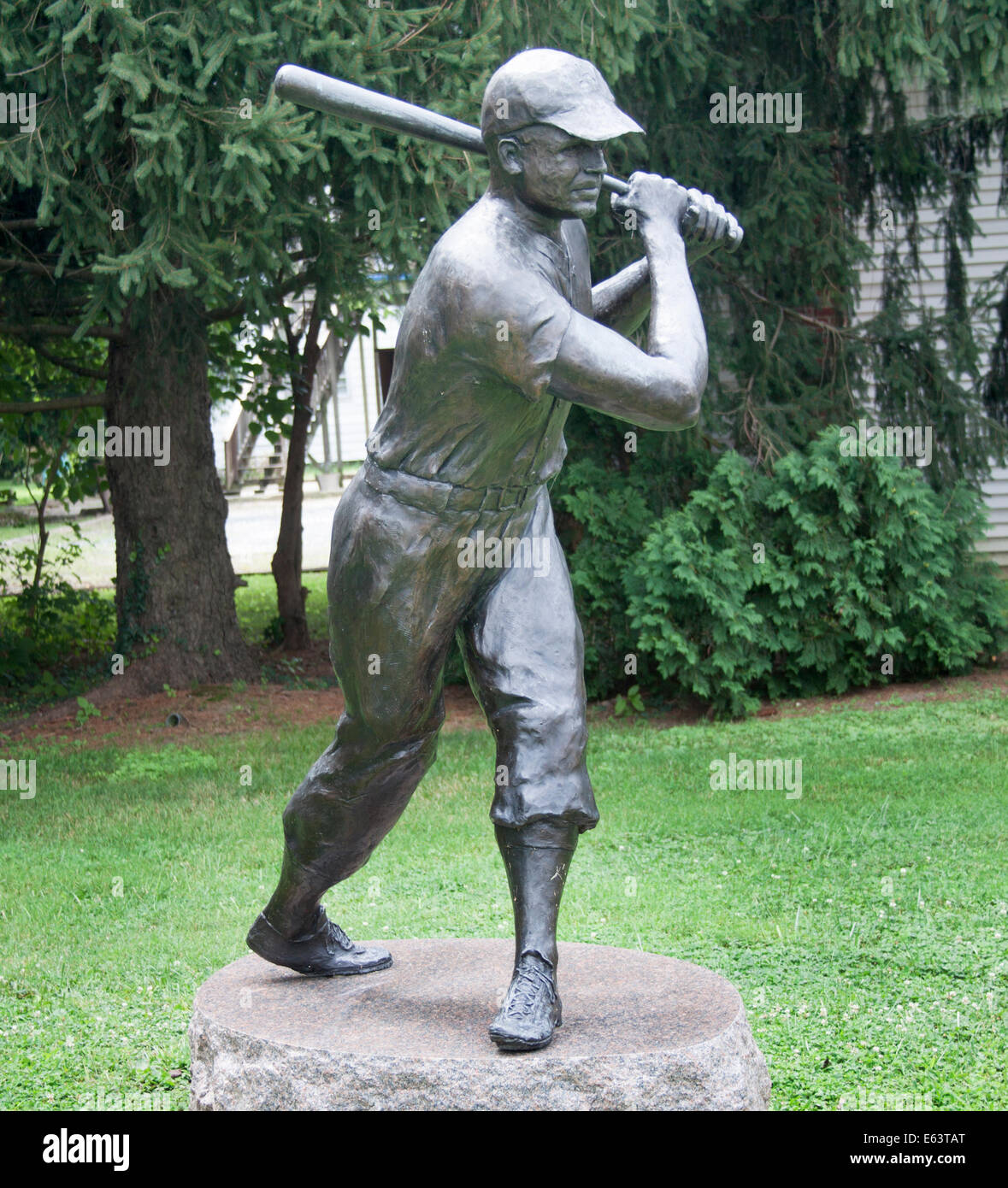 Die Statue der Baseballlegende Jimmie Foxx steht in einem Park in Sudlersville, Maryland und ehrt die Wurzeln der Hall of Famer. Stockfoto